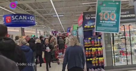 Kolejka na 30 min. Tak wygląda ostatnia niedziela handlowa przed świętami