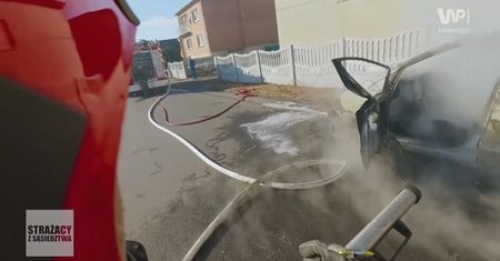 Pokazali nagranie. Auto stanęło w ogniu podczas jazdy