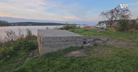 Tajemnicze budowle nad morzem. Kiedyś wyznaczały "zakazany pas"