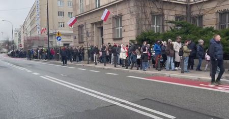 Poszła pod Sejm 11 listopada. Ludzie oburzeni. "Ponad godzina stania"