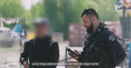 "Wyrzucił mnie z pokoju bez żadnego powodu". Policjanci pojawili się pod hotelem