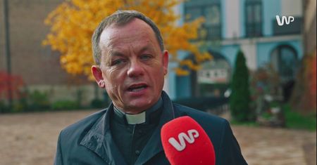 Ksiądz wprost o dekoracjach na grobach. "Niesiemy tony zniczy"