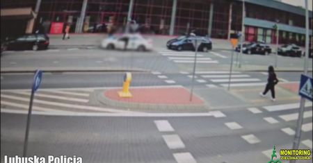 Sceny przed dworcem. Taksówka sama ruszyła. Niesie się nagranie