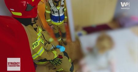 Wspiął się przez okno. Leżała w łazience. Od razu zadzwonił po pogotowie