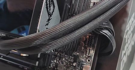 ASUS ma sposób na brzydkie kable z chłodzenia w komputerze. Nowe płyty główne X870 NEO