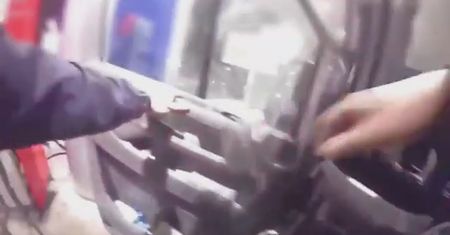 Policja przyjechała na stację paliw. Właśnie wtedy, gdy zaczęło płonąć auto