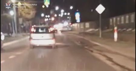 Wideo: Jechał jak pijany, ale powód był inny. Policjanci zareagowali w porę