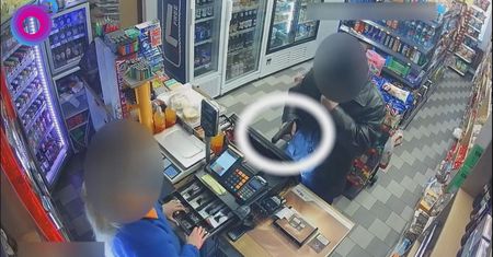 Wyciągnął ją w sklepie. Czekał na pieniądze. Nagranie z Wielkopolski