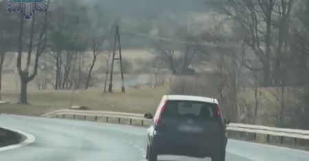 Po pościgu porzucił auto i uciekł do lasu. W środku została kobieta i jego dokumenty