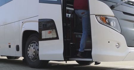Wideo: Czy trzeba zapinać pasy w autobusie? Policja wyjaśnia