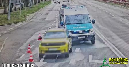 [Wideo] Wpadła w pułapkę uprzejmości. Kobieta myślała, że może jechać