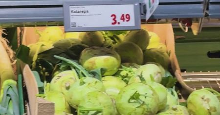 Pojawiły się przy etykietach z cenami. Wiadomo, co oznaczają