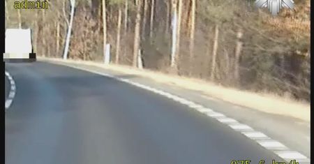 Ładunek spadł tuż przed radiowozem. Uchwyciła to policyjna kamera