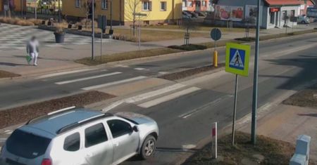 Pieszy się zatrzymał. To go uratowało. Wszystko nagrał monitoring