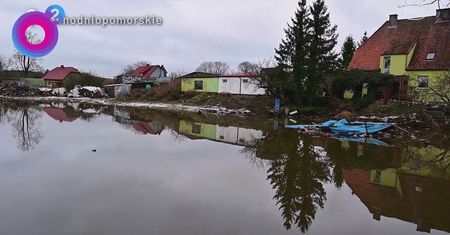 Wieś pod wodą po roztopach. Strażacy w akcji, mieszkańcy walczą o domy