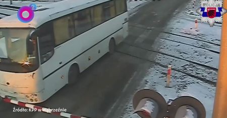 Rogatki zaczęły się opuszczać. Nagle nadjechał pociąg. Jest nagranie