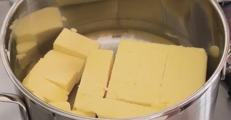Masło klarowane bez przepłacania? Oto instrukcja krok po kroku