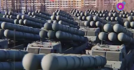 Kim za sterami wyrzutni. Rakietowy pokaz przed kongresem partii