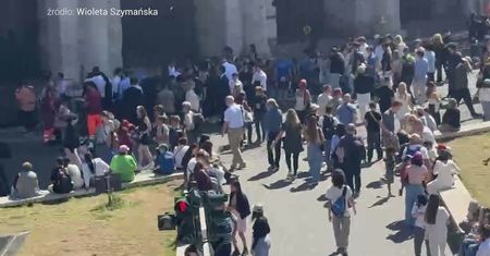 Tłumy to mało powiedziane. Brakuje biletów wstępu