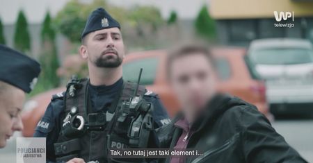 Parking przy budowie i ślady na aucie. Na miejscu pojawiła się policja
