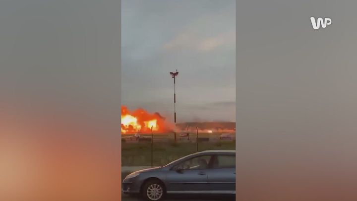 wiadomości,aktualności,WP Wiadomości Kula ognia na płycie lotniska. Moment katastrofy F-16 w Radomiu