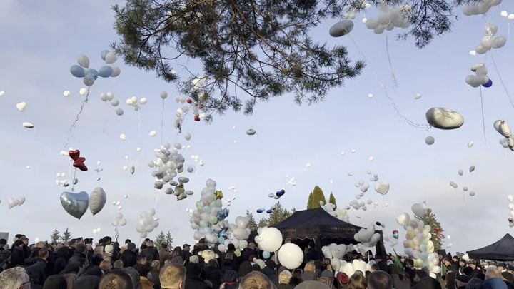 Poruszający moment na pogrzebie. Setki balonów wypuszczone w niebo