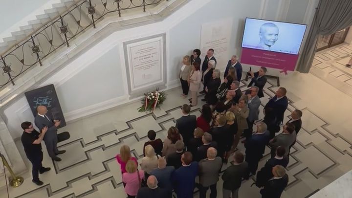 Odśpiewali "Barkę" w Sejmie. Posłowie PiS uczcili wybór papieża Polaka