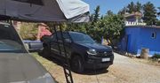 Wideo: Volkswagen Amarok z namiotem i kuchenką. Jak to jest zapakowane?