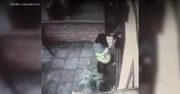 W Polsce "na wnuczka" lub "na policjanta". Zobacz, jak okrada się w Anglii