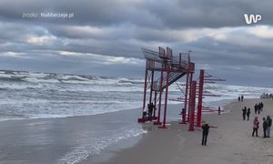 Sztorm porwał zjeżdżalnię na plaży w Stegnie