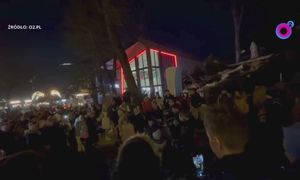 Sceny w Zakopanem. Tłum przed kościołem. "Ręce opadają"