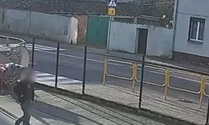 Brawurowa jazda na "hulajnodze". Zrobił to na oczach policjantów