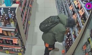 Już się cieszył skradzioną whisky. Nie wiedział, kto go obserwuje