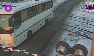 Rogatki zaczęły się opuszczać. Nagle nadjechał pociąg. Jest nagranie