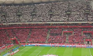 Gwiazdy podczas polskiego hymnu na Stadionie Narodowym