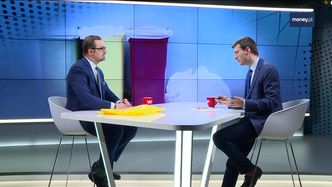 Wiceminister zrezygnował z foliówek. Używa torby z firanki