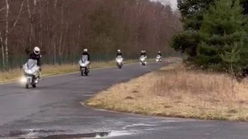 Zobacz, jak policjanci trenują na motocyklach