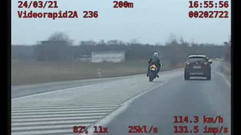 Pościg jak z filmów akcji. Motocyklista jadąc ponad 200 km/h uciekł przed policją