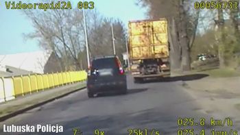 Wyprzedzał na przejściu. Wszystko się nagrało