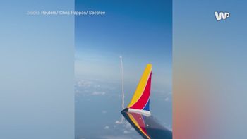 Wyjątkowy widok z samolotu. Nagrali moment startu rakiety na Księżyc