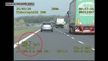 [Wideo] Pędził "eską" 210 km/h. Kierowca nie stracił prawa jazdy
