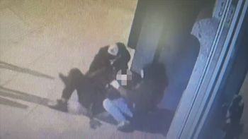 Zaszli od tyłu, zaatakowali. Policja z Warszawy szuka tych mężczyzn