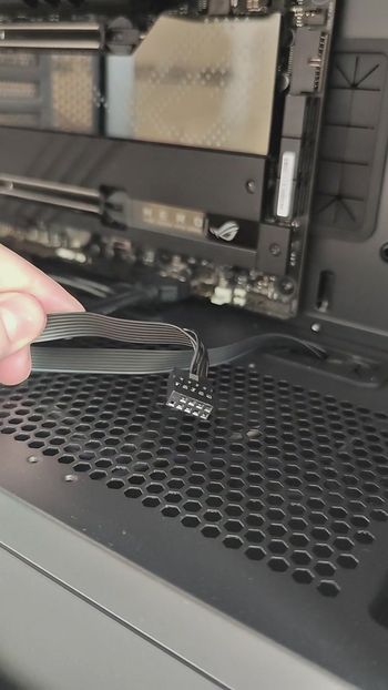 Najtrudniejszy etap składania komputera. Jak podłączyć panel obudowy do płyty głównej?