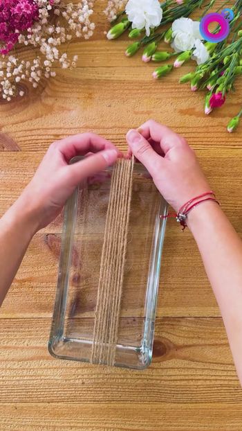 Tak odmienisz wnętrze na wiosnę. Stroik z wazonu i sznurka