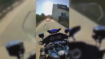 Policjant kazał się zatrzymać. Kierowca Saaba zaczął uciekać