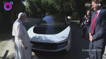 Papież Leon XIV w elektrycznym Ferrari. Pojazd osiąga prędkość 310 km/h