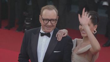 Upadły aktor wraca na czerwony dywan. Pozował z piękną modelką
