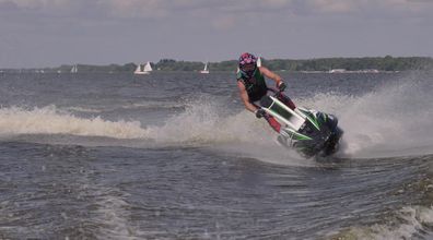 Stojące skutery wodne - nowa moda na polskich jeziorach. Jak ścigacz na wodę