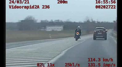 Pościg jak z filmów akcji. Motocyklista jadąc ponad 200 km/h uciekł przed policją