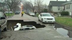 Lej krasowy pochłonął trzy samochody w Chicago